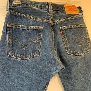 MEN’S LEVIS. SIZE 32x30. Dark wash